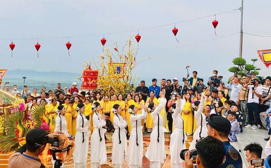 An Giang: Nô nức về Núi Sam dự lễ rước Bà Chúa Xứ