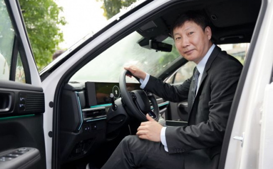 HLV Kim Sang-sik nhận quà từ Hyundai Thành Công Việt Nam