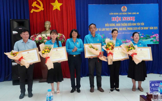 Long An: Khen thưởng 34 tập thể, cá nhân tiêu biểu trong phong trào học tập và làm theo lời Bác