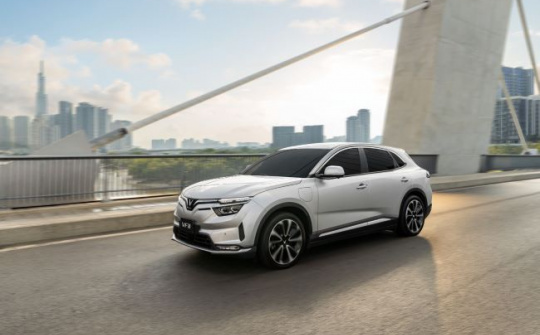 Bảo hành 10 năm, hơn 200 xưởng dịch vụ, chủ xe tự tin mang VinFast VF 8 đi khắp nơi