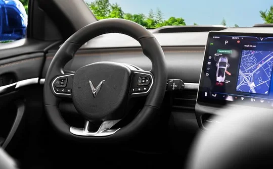 VinFast VF 6 “lọt mắt xanh” gia đình trẻ nhờ lợi thế “bỏ tiền ít, nhận tiện nghi nhiều”