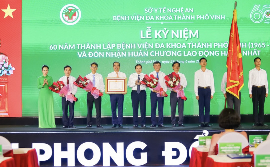 Bệnh viện ĐK TP Vinh kỷ niệm 60 năm thành lập và đón nhận HCLĐ hạng Nhất