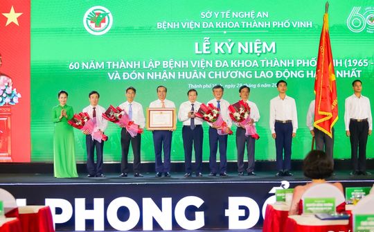 Bệnh viện ĐK TP Vinh kỷ niệm 60 năm thành lập và đón nhận HCLĐ hạng Nhất