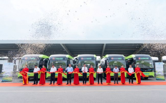 VinBus khai trương tuyến buýt điện số 43 kết nối nội thành với Đông Anh