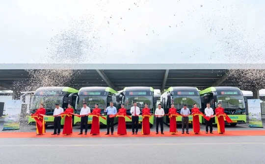 VinBus khai trương tuyến buýt điện số 43 kết nối nội thành với Đông Anh
