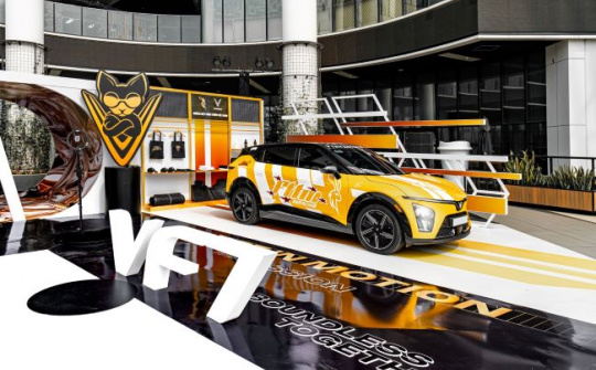 VinFast VF 7 khuấy động Hà Nội với bản độ giới hạn tại sự kiện “Art in Motion”