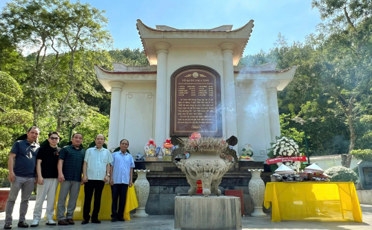 Tạp chí Việt Nam Hội nhập dâng hương tưởng niệm Anh hùng liệt sỹ tại Khu di tích Ngã ba Đồng Lộc