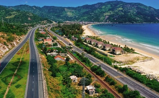 Đẩy nhanh tiến độ đầu tư xây dựng hệ thống đường bộ ven biển
