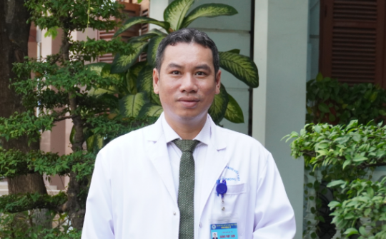 TS.BS. Đặng Việt Sơn: Màu áo Blouse đọng mãi trong trái tim