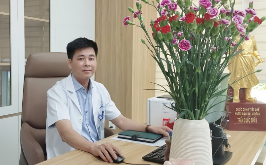 TS.BS Nguyễn Quang Hùng: Blouse trắng – Trái tim hồng