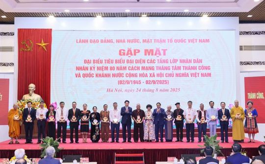 Doanh nhân Đỗ Quang Hiển được vinh danh nhờ thành tích xuất sắc đóng góp cho cộng đồng