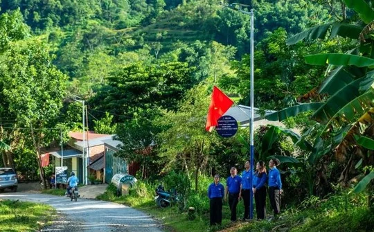 830 cột đèn năng lượng mặt trời và hành trình gieo mầm xanh của tuổi trẻ Việt