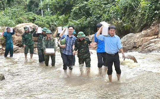 Thanh Hóa: Hình ảnh chiến sĩ sát cánh cùng dân khắc phục hậu quả bão lũ