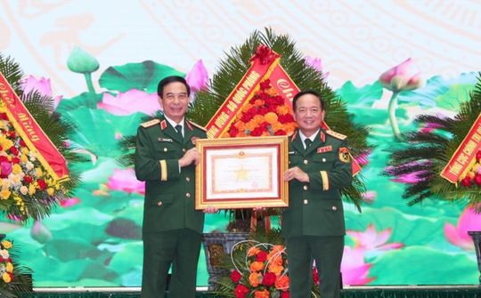 Trao Huân chương Quân công tặng các đồng chí lãnh đạo Bộ Quốc phòng