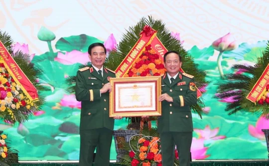 Trao Huân chương Quân công tặng các đồng chí lãnh đạo Bộ Quốc phòng
