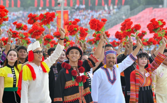 Thúc đẩy tăng trưởng, nâng cao đời sống nhân dân