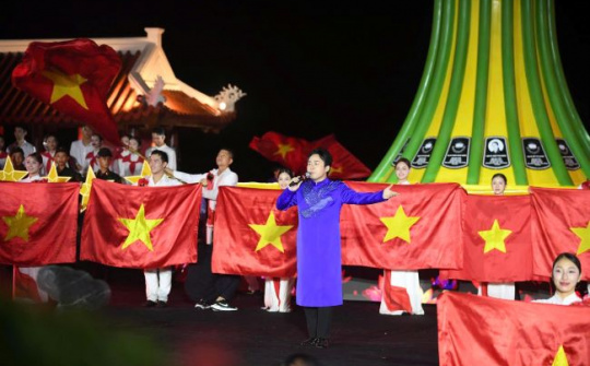 Sâu lắng chương trình nghệ thuật đặc biệt “Lời tri ân – Dòng sông hoa lửa”