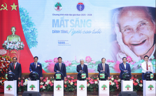 Khởi động Chương trình "Mắt sáng cho người cao tuổi"