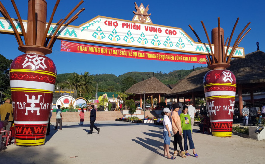 Kinh tế vùng DTTS: ‘Bắt mạch’ thị trường, gìn giữ bản sắc