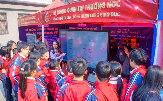 Trường Đại học Kinh tế phối hợp thí điểm, chuyển giao Hệ thống Quản trị Trường học số tại Trường THCS Cầu Giấy