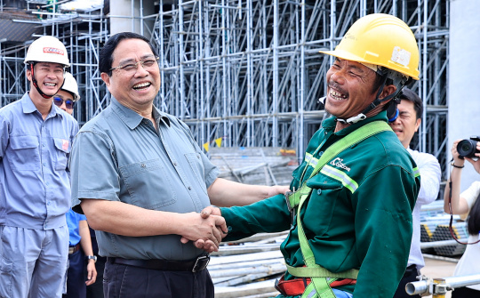 “Vừa chạy vừa xếp hàng”, quyết liệt thi công phục vụ APEC 2027