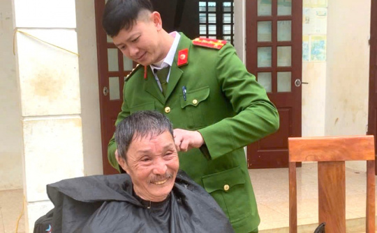 Công An xã Cẩm Vân: Gửi gắm yêu thương với “Xuân Yêu Thương – Tiệm Tóc Nghĩa Tình”