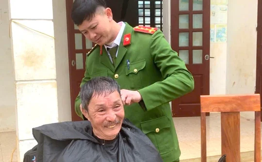 Công An xã Cẩm Vân: Gửi gắm yêu thương với “Xuân Yêu Thương – Tiệm Tóc Nghĩa Tình”
