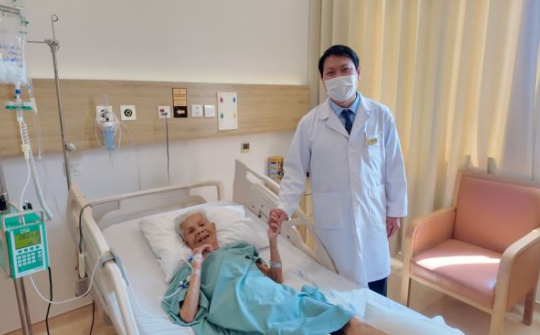 Ung thư dạ dày giai đoạn muộn: Cụ bà 88 tuổi hồi phục ngoạn mục tại Vinmec Nha Trang