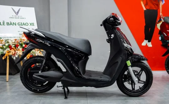 VinFast Feliz II ghi điểm nhờ dáng thanh lịch, có bản phối màu đỏ–đen tạo “hot trend”