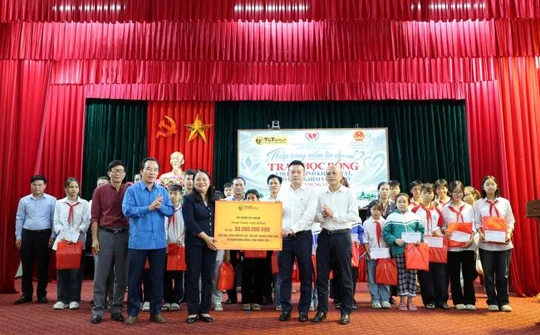 T&T Group trao 100 suất học bổng cho học sinh có hoàn cảnh khó khăn tại Hưng Yên