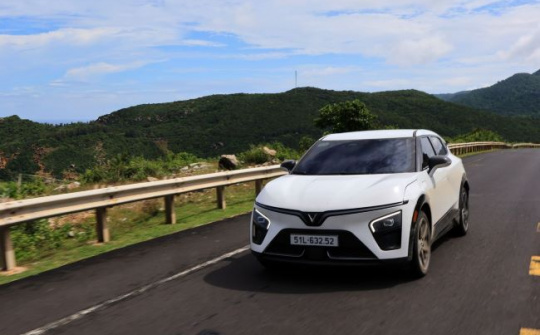 VinFast VF 7 hưởng loạt ưu đãi lớn, mở ra “điểm rơi” mua xe trước Tết