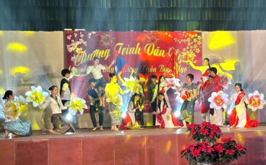 Tết xa quê thêm ấm lòng lưu học sinh Lào