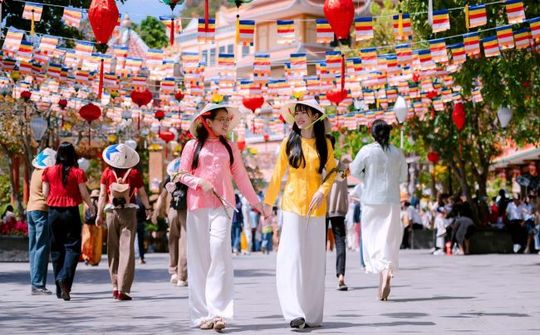 Lễ hội Xuân Bà Đen bừng sắc ngày đầu năm mới