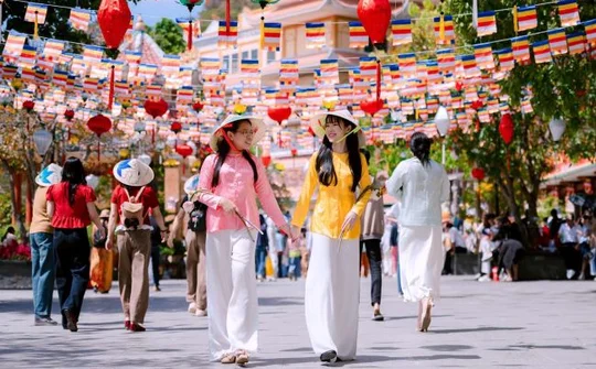Lễ hội Xuân Bà Đen bừng sắc ngày đầu năm mới
