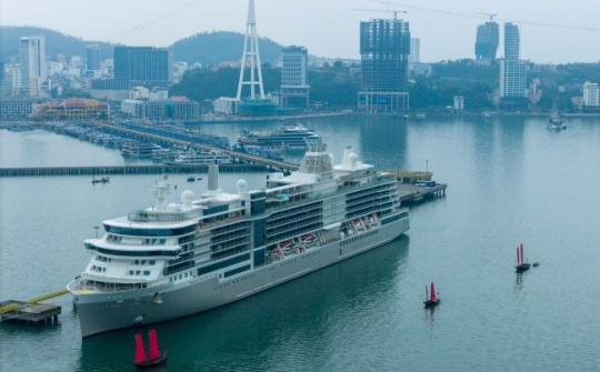 Du khách tàu biển đến vịnh Hạ Long được chào đón bằng âm nhạc