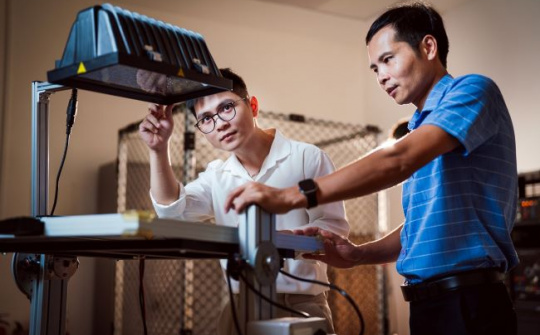 Startup từ phòng Lab VinUni phát triển “bộ não” điều phối mạng lưới sạc xe điện