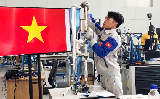 Từ “cơ bắp” đến “bộ não”: Vì sao nguồn nhân lực Việt Nam chưa bước lên tầng giá trị cao?