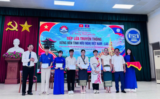 Tiếp lửa truyền thống: Vững bền tình hữu nghị Việt Nam – Lào