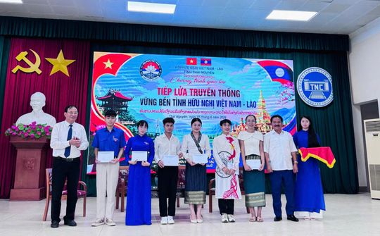 Tiếp lửa truyền thống: Vững bền tình hữu nghị Việt Nam – Lào