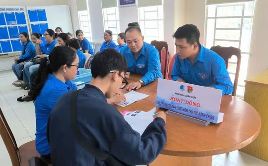 Phường Châu Đốc đẩy mạnh chuyển đổi số từ dữ liệu dân cư và VneID