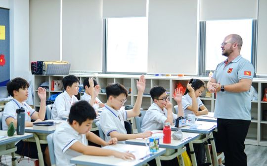 Từ “dạy tiếng Anh” đến xây dựng hệ sinh thái sử dụng tiếng Anh trong trường học