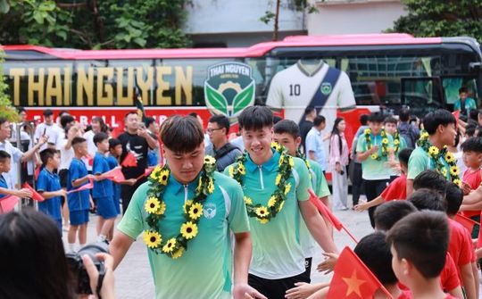 Trao đội bóng, tạo nền tảng phát triển bóng đá nam cho Thái Nguyên