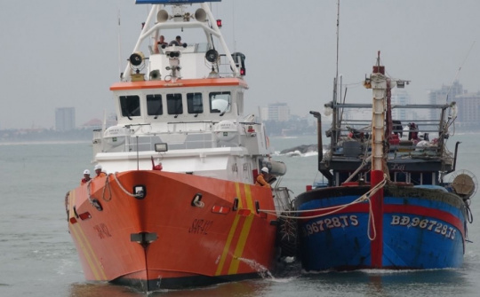 Kịp thời ứng cứu 13 thuyền viên gặp nạn trên biển