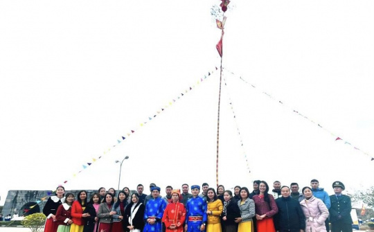 Tái hiện hương vị tết xưa qua tục dựng cây nêu ngày cuối năm tại di sản Thành Nhà Hồ