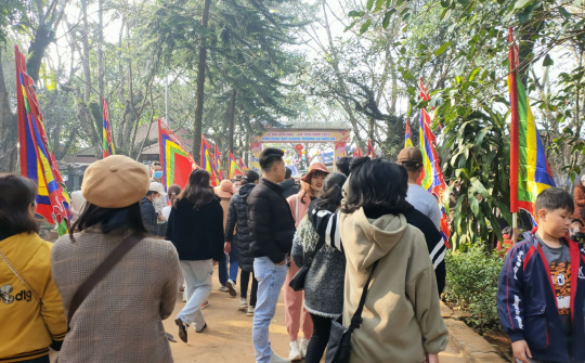 Dòng người chen chân lên đỉnh ngàn Nưa