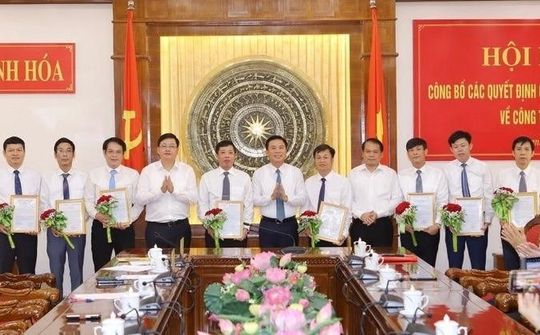 Thanh Hóa: Công bố và trao quyết định về công tác cán bộ