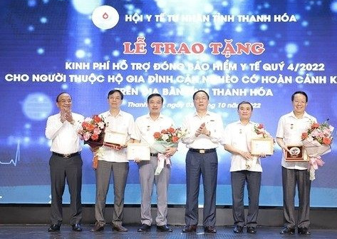 Hội Y tế tư nhân tỉnh Thanh Hóa trao tặng kinh phí mua thẻ BHYT cho các hộ gia đình cận nghèo