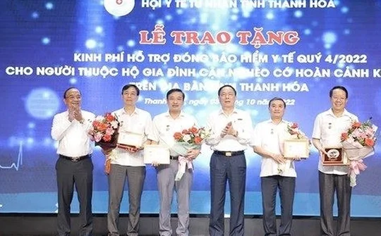 Hội Y tế tư nhân tỉnh Thanh Hóa trao tặng kinh phí mua thẻ BHYT cho các hộ gia đình cận nghèo