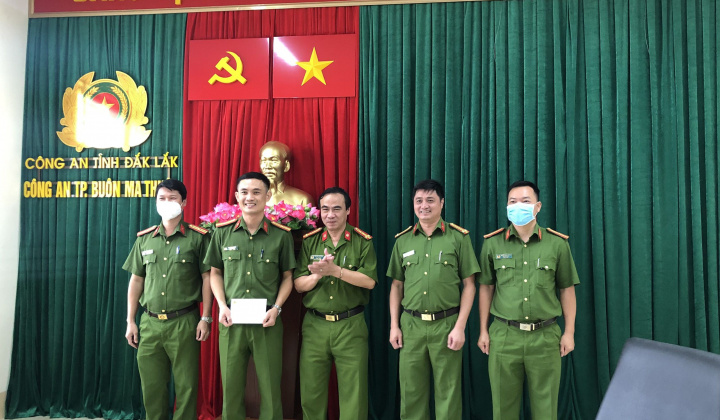 Đắk Lắk: Thưởng nóng Công an TP Buôn Ma Thuột khi phá án nhanh vụ cướp giật tài sản trên địa bàn