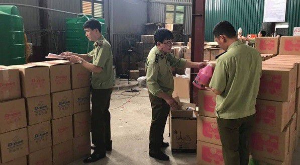 Hà Nội: Một cơ sở sản xuất nước giặt giả mạo nhãn hiệu D-nee, Comfort bị phát hiện